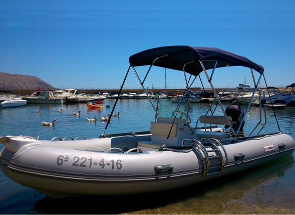 Barco semirrígido de 15 CV navegando por la Costa Blanca sin licencia