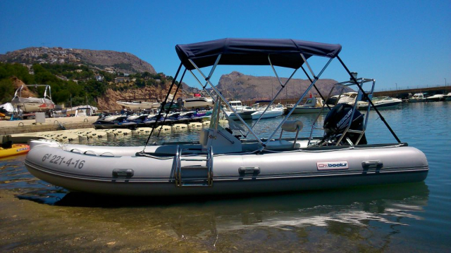 Descubre la Costa Blanca en un barco de 15 CV sin necesidad de licencia.