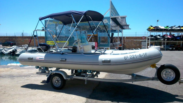 isfruta del mar con un barco sin licencia desde Altea, hasta 6 personas.