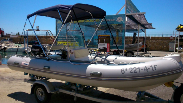 Barco semirrígido de 15 CV sin licencia para explorar la costa de Altea.