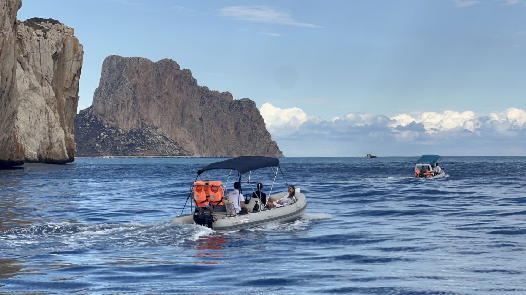 Barco de alquiler sin licencia de la marina charter navegando por el morro de toix hacia calpe
