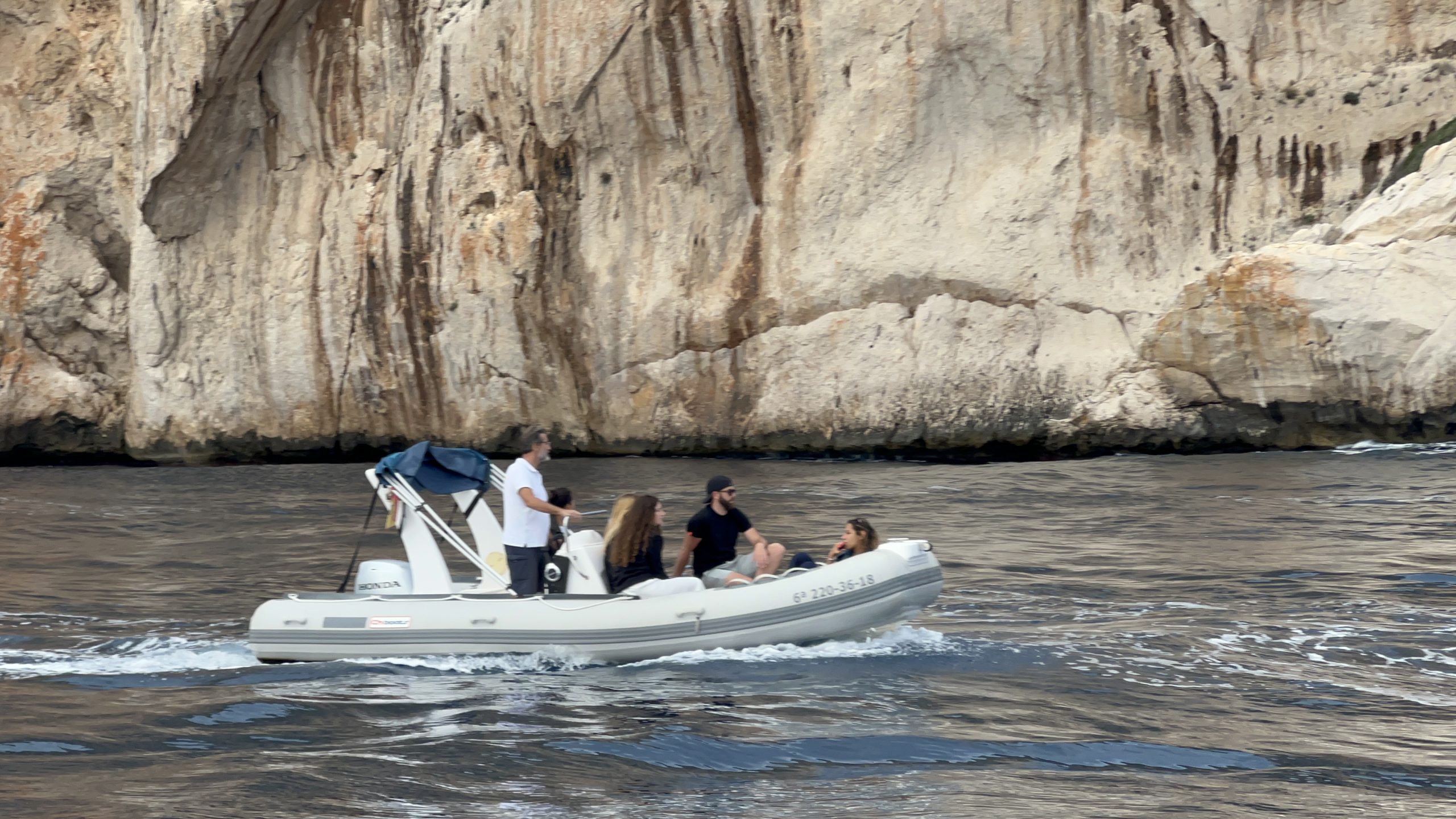 Barco semirrígido 50 CV navegando en Altea