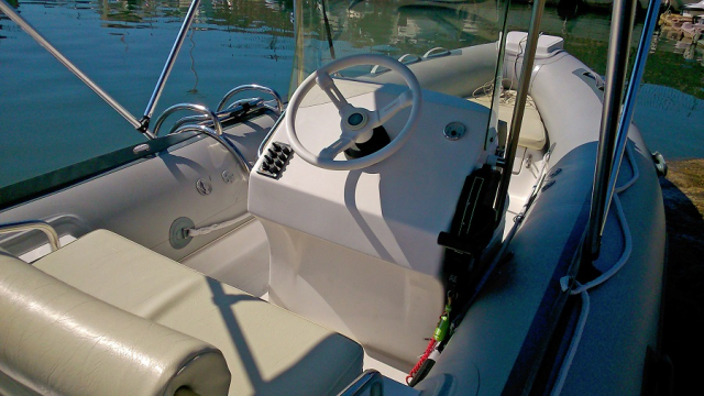 Navega sin licencia en un barco semirrígido de 15 CV, máximo 6 personas.
