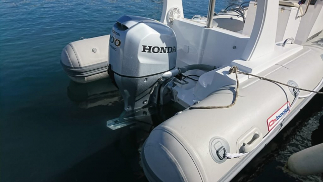 Motor potente de 100 CV que garantiza un rendimiento excepcional en el alquiler de lanchas en Altea.