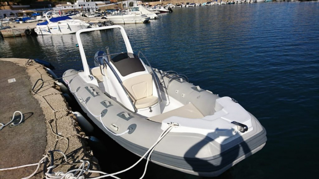 Lancha semirrígida de 100 CV regresando al puerto de Porto Senso en Altea.