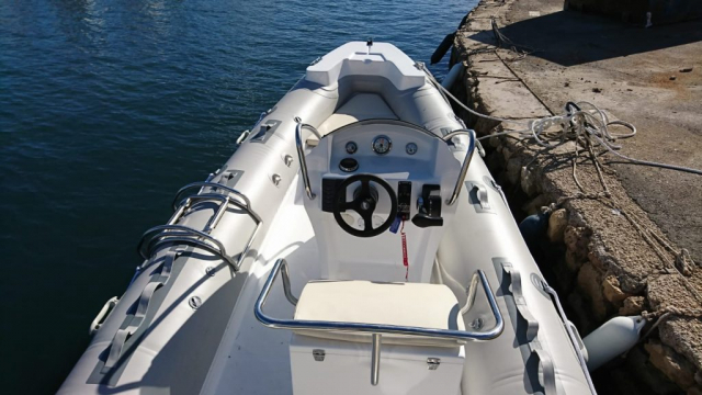Parte trasera de la lancha semirrígida de 100 CV navegando por las aguas de la Costa Blanca.