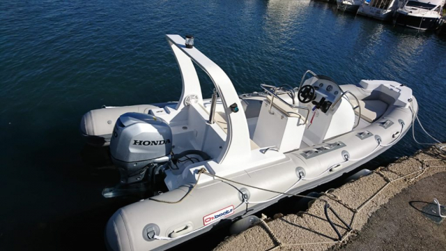 Motor fuera borda de 100 CV propulsando la lancha de alquiler en Altea.