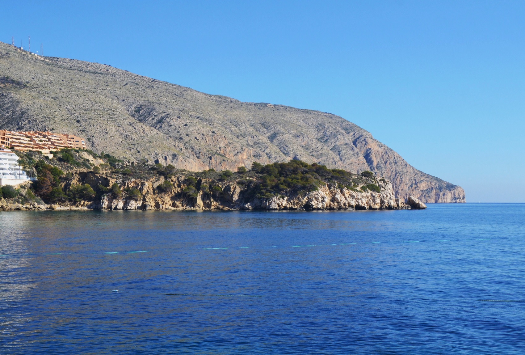 Barco en alquiler navegando por L'Alfàs del Pi